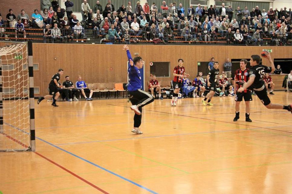 Alexander Mendle beim Torwurf.