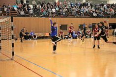 Alexander Mendle beim Torwurf.