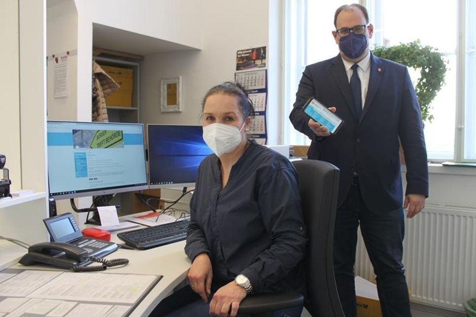 Läuft alles planmäßig: Bürgermeister Mirko Spieckermann und Anika Schneider von der Poststelle testeten den neuen Service für den reporter.