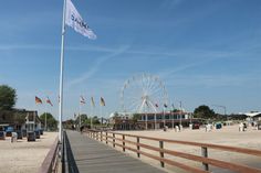 Das „Wheel of Fire“ verfügt über 24 windgeschützte Gondeln, die aus einer Höhe von 33 Metern einen fantastischen Ausblick auf die Ostsee, die Lübecker Bucht bis nach Fehmarn und Dänemark bieten.