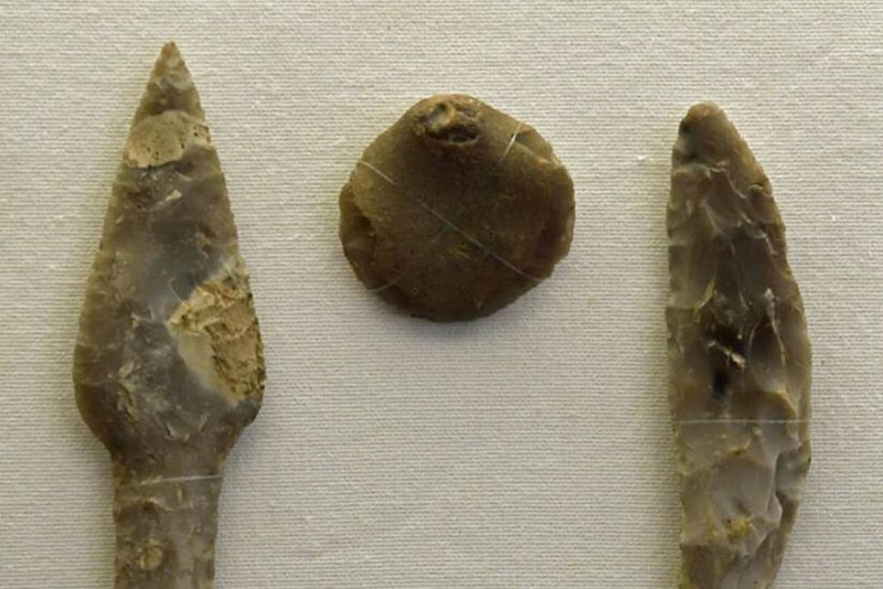 Steinzeitwerkzeuge aus Kossau, Gemeinde Lebrade, die am Fundort dicht beieinander gelegen haben.