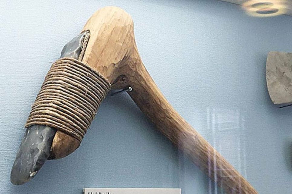Die Nachbildung eines steinzeitlichen Hohlbeils. Werkzeuge wurden in der Steinzeit mit Schnüren, zum Beispiel aus Brennnesselfasern, am Stiel befestigt.