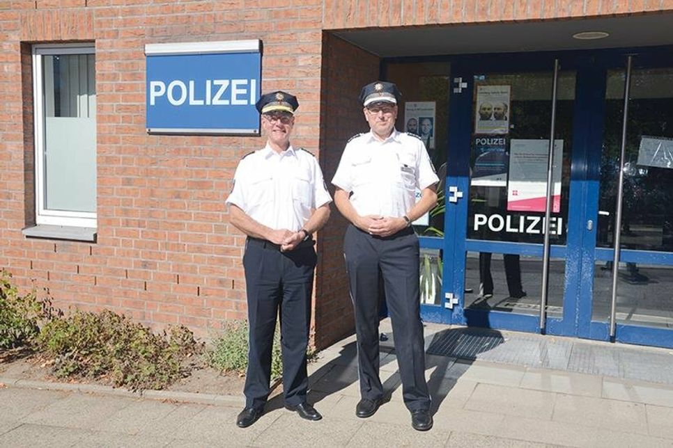 Der Leiter der Polizeidirektion Lübeck, Norbert Trabs (li.), zusammen mit dem neuen Revierleiter, Dennys Wormsdorf, vor dem Dienstgebäude des Polizeireviers Bad Schwartau.