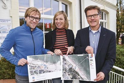 Ordnungsamtsleiter Michel Soltmann (links), Christine Knebelkamp von der Veranstaltungabteilung der TSNT und Tourismuschef Joachim Nitz zeigen die Skizzen mit den feuerwerksfreien Zonen, jeweils rund 300 Meter um die Seebrücken.