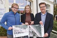 Ordnungsamtsleiter Michel Soltmann (links), Christine Knebelkamp von der Veranstaltungabteilung der TSNT und Tourismuschef Joachim Nitz zeigen die Skizzen mit den feuerwerksfreien Zonen, jeweils rund 300 Meter um die Seebrücken.