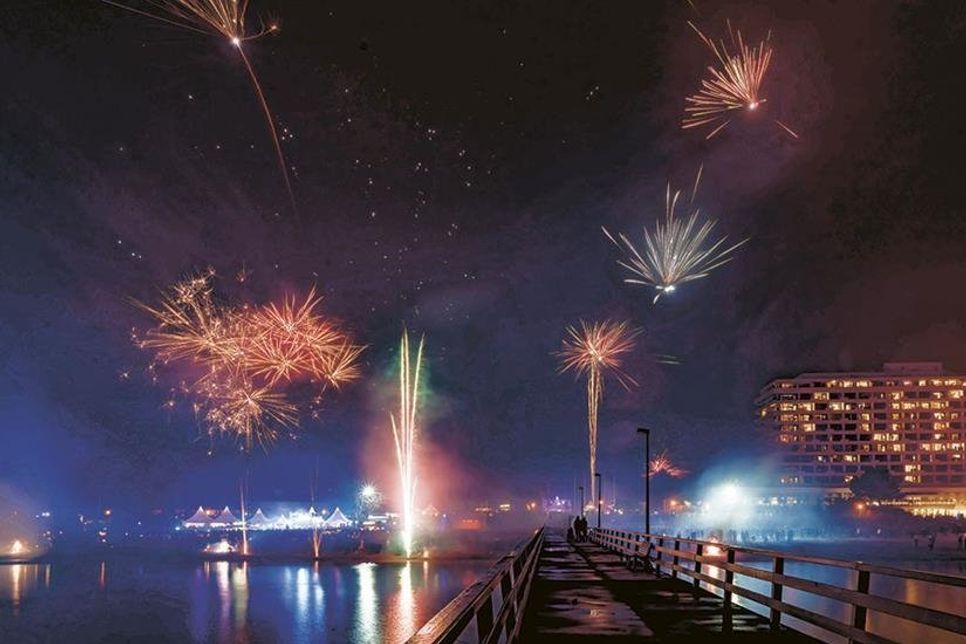 Rund 10.000 Menschen feiern alljährlich „Silvester on the beach“ an der Maritim Seebrücke in Timmendorfer Strand.