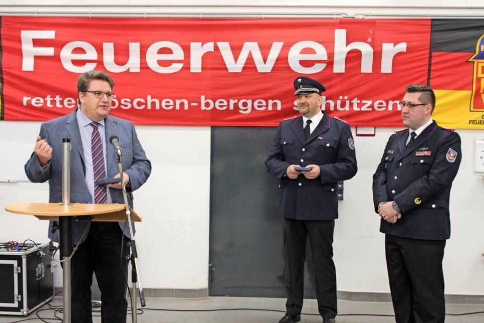 Propst Dirk Süssenbach (lks.) überreichte den Feuerwehrleuten einen Schutzengel als Talisman.