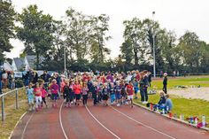 Startschuss: Nach den einleitenden Worten ihrer Rektorin Petra Westphal machten sich die Grundschüler auf den Weg. Am Ende kam ein überaus beachtliches Ergebnis heraus. (Foto: Setje-Eilers)