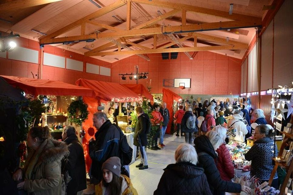 In der großzügigen Turnhalle konnte trotz der hohen Besucherzahlen mit viel Platz durch die Stände gestöbert werden.