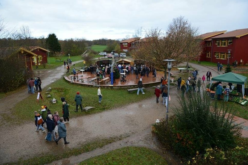 Das Wetter spielte zwar nicht ganz mit, aber die Besucher und Besucherinnen kamen trotzdem auf dem Schulgelände bei Grillwurst und Punsch zusammen.