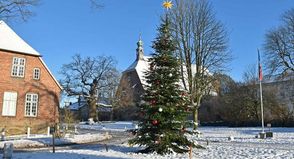 Mit etwas Glück erleben die Besucher eine winterlich-weihnachtliche Atmosphäre auf dem Klosterhof.
