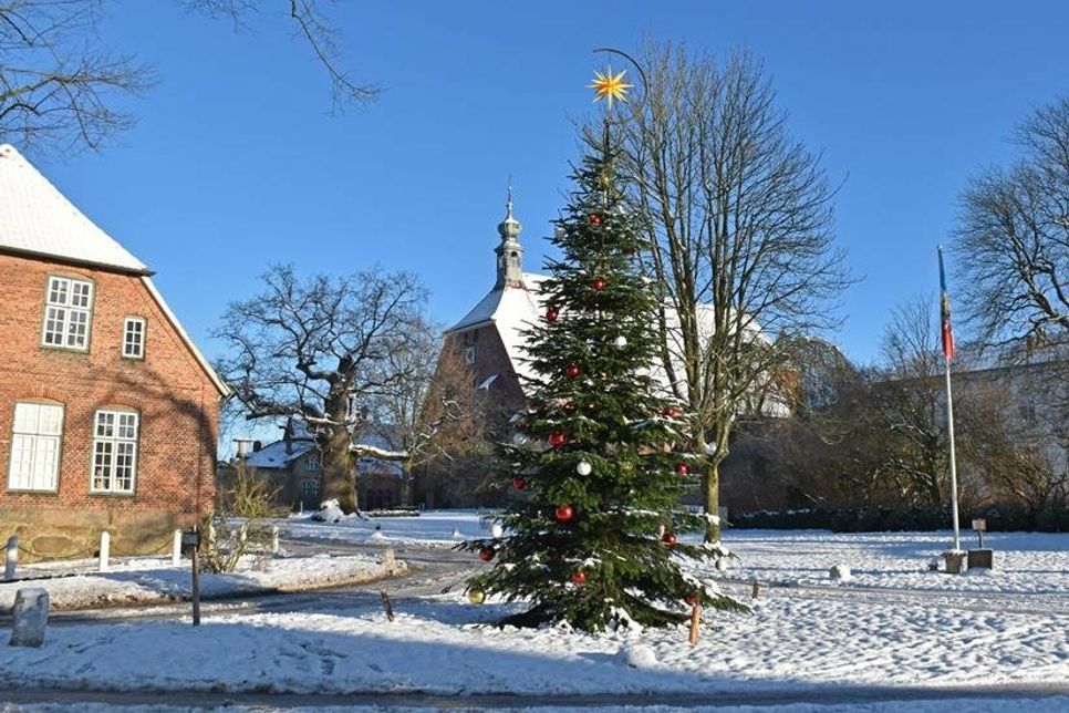 Mit etwas Glück erleben die Besucher eine winterlich-weihnachtliche Atmosphäre auf dem Klosterhof.