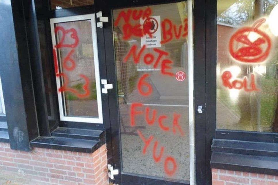 Unbekannte haben mehrere Graffiti an die Arnesboken Schule gesprüht und eine Fensterscheibe eingeschlagen.