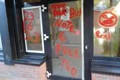 Unbekannte haben mehrere Graffiti an die Arnesboken Schule gesprüht und eine Fensterscheibe eingeschlagen.