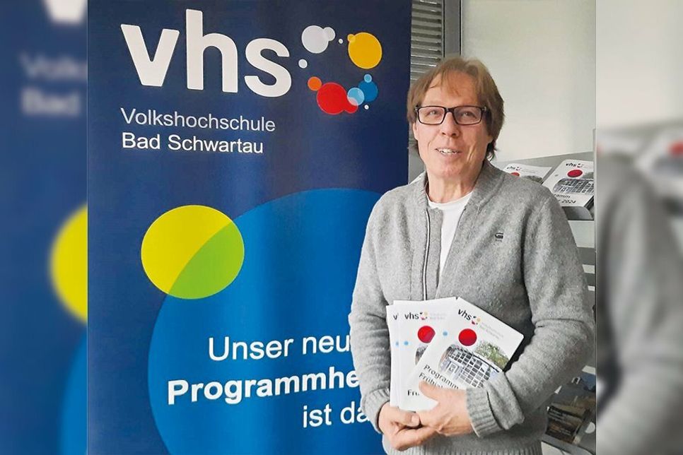 VHS-Leiter Jürgen Poepping präsentiert das neue Frühjahrsprogramm.