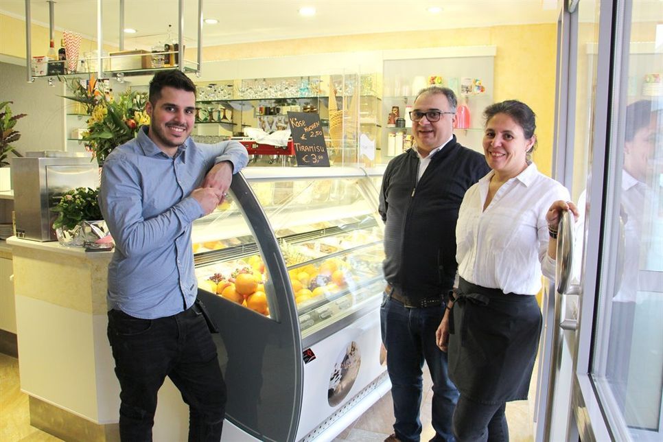 Zur Eröffnung erhielt Luca Gianfrancesco (lks.) tatkräftige Unterstützung von seinen Eltern Luciano und Lola Gianfrancesco.