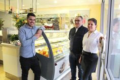 Zur Eröffnung erhielt Luca Gianfrancesco (lks.) tatkräftige Unterstützung von seinen Eltern Luciano und Lola Gianfrancesco.