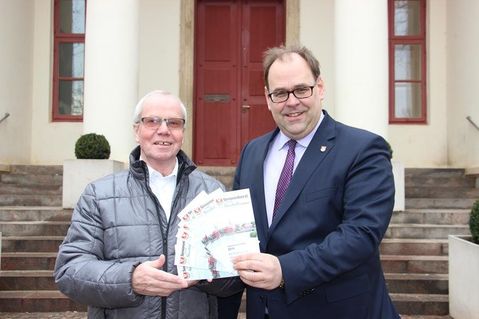 Jürgen Mosalf (lks.) und Mirko Spieckermann mit den neuen Flyern.