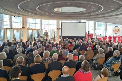 Rund 130 Besucher lauschten der Traditionsveranstaltung in der Kundenhalle der Sparkasse.