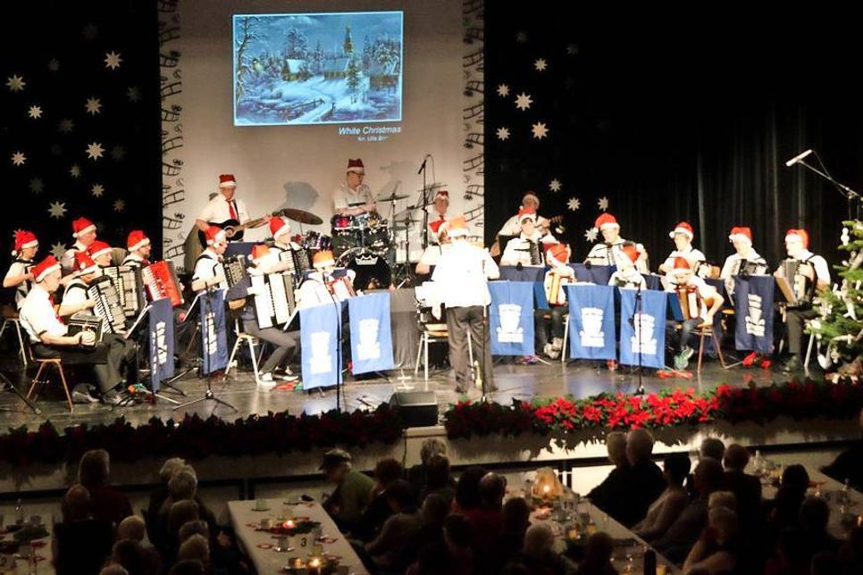 Das Akkordeon Orchester Ostseekrabben beim traditionellen Adventskonzert, in diesem Jahr zum 35. Mal.