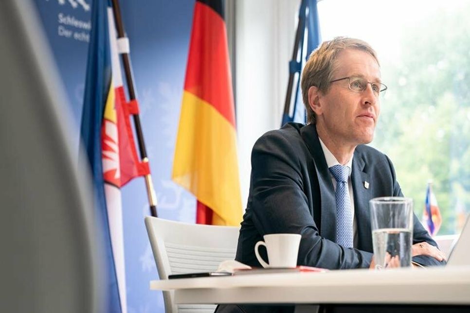 Mehr als vier Stunden hatte Ministerpräsident Günther mit seinen Amtskolleg*innen und der Kanzlerin per Videokonferenz getagt. Foto: Staatskanzlei