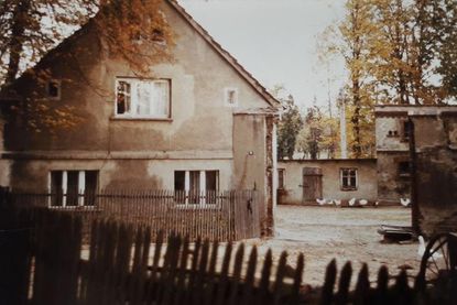 Das Foto zeigt das Elternhaus von Elisabeth in Groß Olbersdorf. Aufgenommen wurde es 45 Jahre nach Ende des Zweiten Weltkrieges.