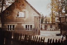 Das Foto zeigt das Elternhaus von Elisabeth in Groß Olbersdorf. Aufgenommen wurde es 45 Jahre nach Ende des Zweiten Weltkrieges.