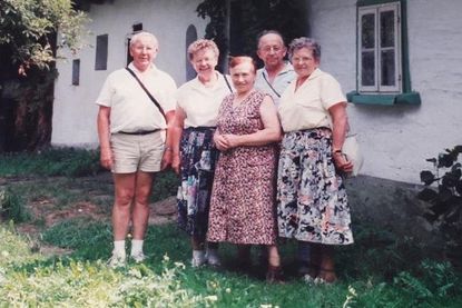 Das Elternhaus von Josef in Herzogswalde. Er steht links mit Elisabeth, in der Mitte Anastazja und rechts der Bruder von Elisabeth mit seiner Ehefrau.