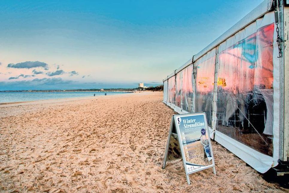 Das „WinterStrandKino“ zeigt an den beiden kommenden Wochenenden wieder verschiedene Film-Highlights im beheizten Zelt direkt am Strand. (Foto: TSNT)