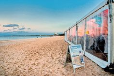 Das „WinterStrandKino“ zeigt an den beiden kommenden Wochenenden wieder verschiedene Film-Highlights im beheizten Zelt direkt am Strand. (Foto: TSNT)