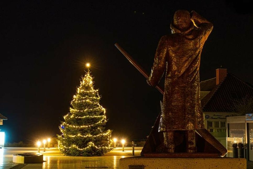 Der Kellenhusener Fischer mit Blick auf den Weihnachtsbaum an der Seebrücke.