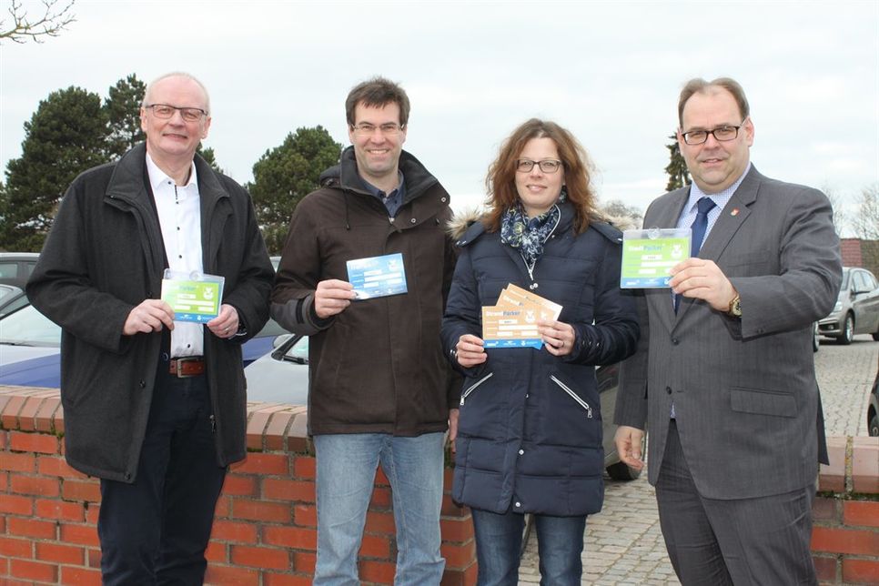 Harald Wiese (Stadtwerke Neustadt), Amtsleiter Klaas Raloff, Tourismus-Service Werkleiterin Vera Heß und Bürgermeister Mirko Spieckermann (v. lks.) präsentierten die neuen Parkkarten am Klosterhof.