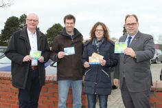 Harald Wiese (Stadtwerke Neustadt), Amtsleiter Klaas Raloff, Tourismus-Service Werkleiterin Vera Heß und Bürgermeister Mirko Spieckermann (v. lks.) präsentierten die neuen Parkkarten am Klosterhof.