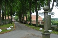 Das Gut Stendorf wurde im 15. Jahrhundert erstmalig urkundlich erwähnt. Die Anlage mit zwei Herrenhäusern (Verwalterhaus und Jagdschloss) war Kulisse für bekannte Filme wie „Immensee“ (1943), „Der blaue Vogel“ (2001) oder „Der Geschmack von Apfelkernen“ (2012). Das Gutsgelände ist nicht öffentlich zugänglich. Sehenswert sind aber auch die vielen alten liebevoll sanierten Katen entlang der Straße und die Alte Meierei. Eine Schautafel informiert zudem über die Geschichte des Gutes.