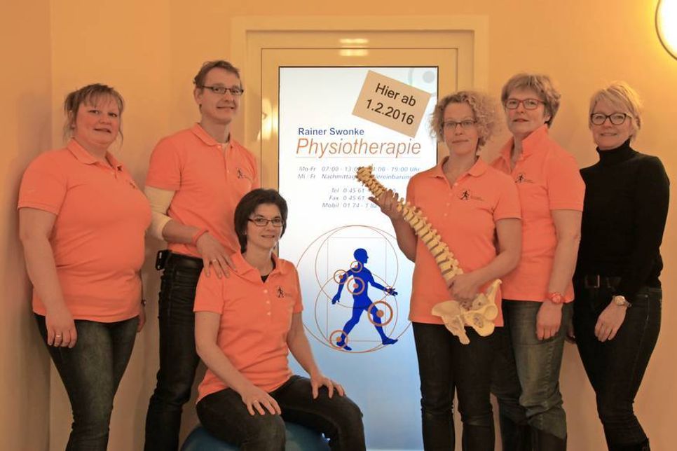 Dagmar Zolldahn, Rainer Swonke, Stefanie Wiebensohn, Karen Jüppner, Martina Momsen und Ingrid Swonke (Katja Meier fehlt) (v. lks.) freuen sich ihre Patienten in der neuen Praxis begrüßen zu können.