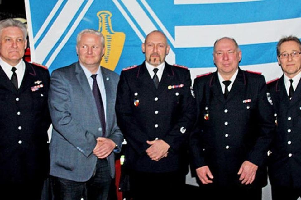 OWF Oliver Greve, bisheriger Stellvertreter Jörg Kleinfeld, Neu gewählter Stellvertreter Roland Löptien, Bgm. Tade Peetz und Gemeindewehrführer Jens Willrodt (von rechts)
