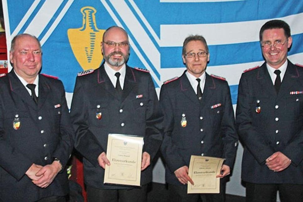 Ehrenurkunen für 30 Jahre erhielten Lars Haak (2.v.links) und Oliver Greve (2.v.rechts.) durch Roland Knoth (rechts) und Onno Rosenau