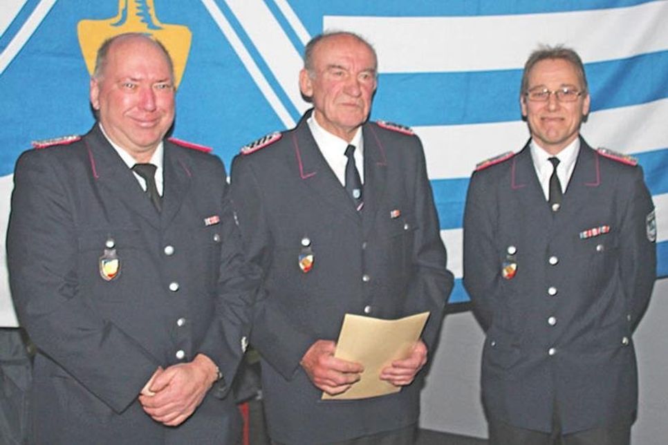 50 Jahre in der Feuerwehr: Ehrenurkunde für Reinhard Kloth (Bildmitte)