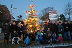 Ein herrlicher Anblick, als die Glühbirnen angingen und alle Helfer sich vor dem leuchteten Weihnachtsbaum versammelten.