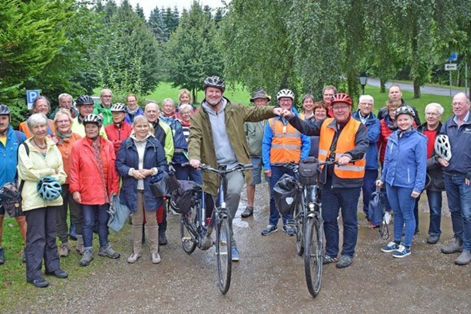 Dieses Treffen ist gute Sitte: Die Bürgermeister Björn Demmin (li.) und Lars Winter (re.) feierten auch in diesem Jahr mit rund je einem Dutzend Radlern aus ihren Gemeinden in Wahlstorf die Halbzeit des Stadtradelns