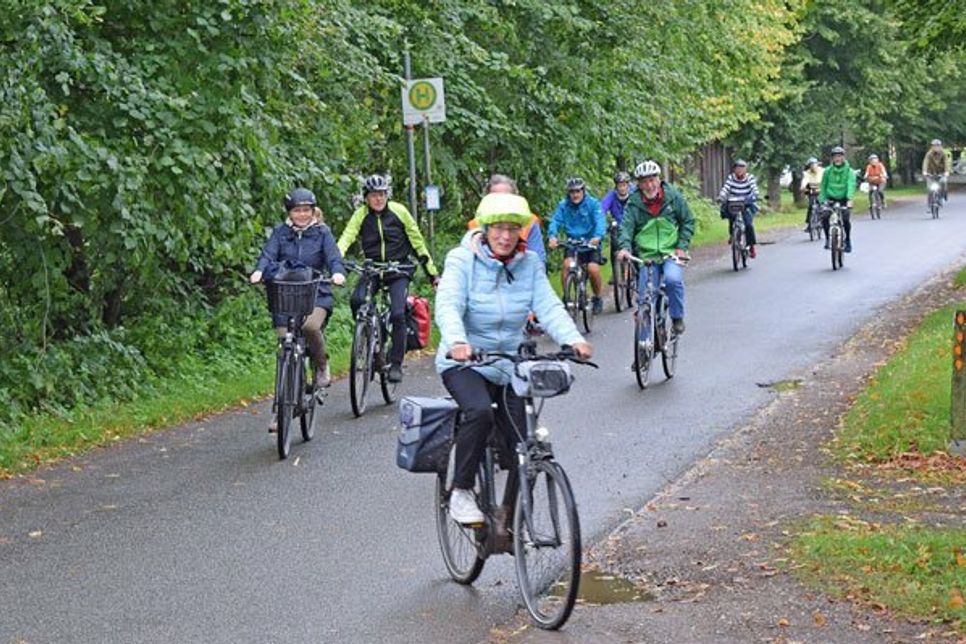 Die Preetzer Radler hatten mit 23 km den längsten Anfahrtsweg und kamen mit leichter Verspätung am Treffpunkt an.