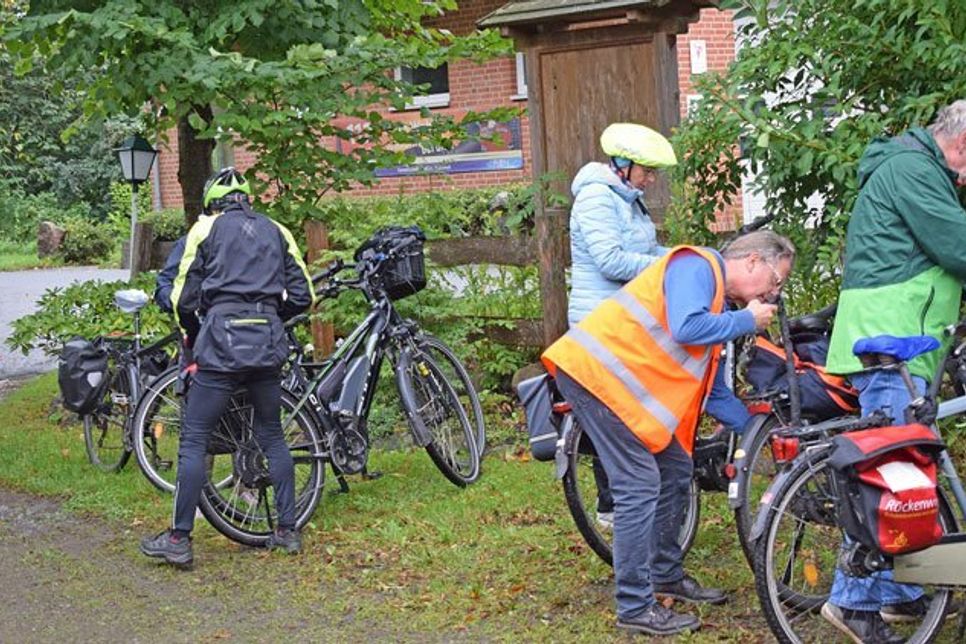 Wie in den vergangenen Jahren war die alte Schule in Wahlstorf wieder Treffpunkt der Fahrradteams aus Preetz und Plön.