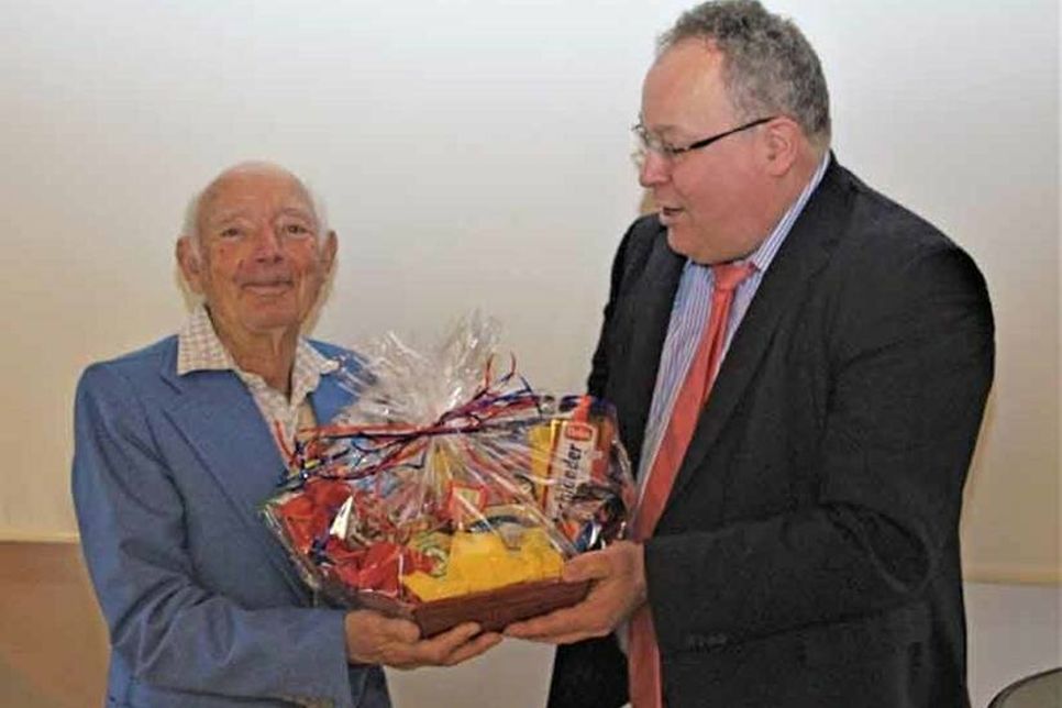 Ehrung zum 90. Geburtstag von Henning Schnack beim Neujahrsempfang in Stoltenberg. Bürgermeister Lutz Schlünsen überreichte den Präsentkorb.