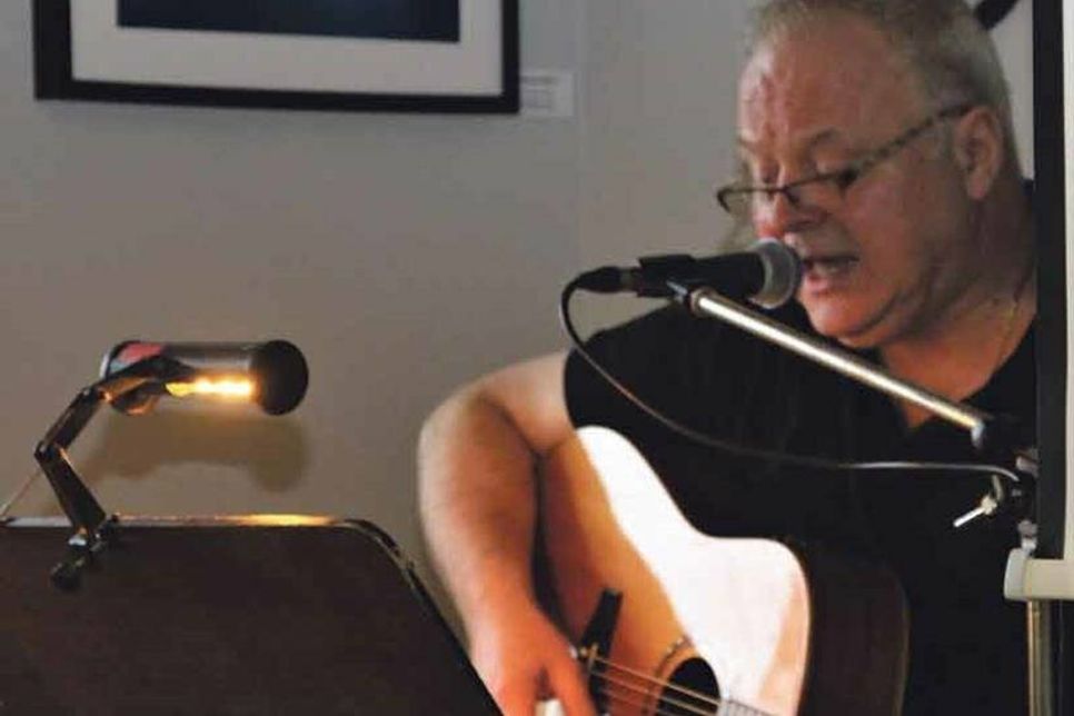 Die musikalische Begleitung der Veranstaltung übernahm Musiklehrer Peter-Wilhelm Vöge aus Schönberg.