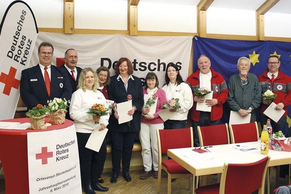 Die geehrten langjährigen DRK-Mitglieder: Björn Lüth (v.l.), Jan Cordes (vom Präsidium des Kreisverbandes), Simone Rieder, Angela Prühs, Beatrice Walker, Martina Wutzke, Katja Wriggers, Wolfgang Steen, Otfried Krämer und Andreas Giese. (Fotos: DRK Stockelsdorf)