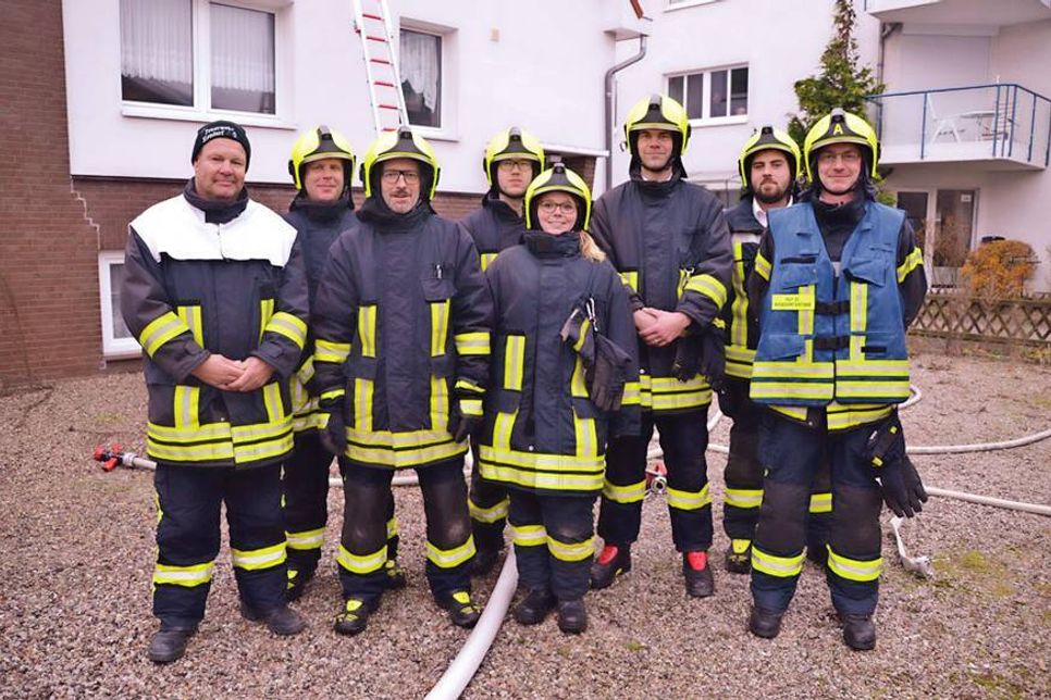 Gemeindewehrführer Stephan Muuss (li.) und Truppmann-Ausbilder Mirco Babin (r.) mit den sechs neuen Feuerwehrfrauen und –männer: Matthias Kunz (hi. v. li.), Hauke Billhardt, Sascha Krüger und Marc Zellien sowie Jan Stoltenberg (vo. 2. v. li.) und Alice Petersen.  (Foto: René Kleinschmidt)