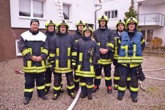 Gemeindewehrführer Stephan Muuss (li.) und Truppmann-Ausbilder Mirco Babin (r.) mit den sechs neuen Feuerwehrfrauen und –männer: Matthias Kunz (hi. v. li.), Hauke Billhardt, Sascha Krüger und Marc Zellien sowie Jan Stoltenberg (vo. 2. v. li.) und Alice Petersen.  (Foto: René Kleinschmidt)