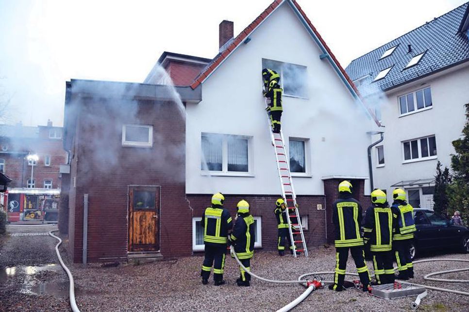 „Wohnungsbrand im ersten Obergeschoss, eine Person am Fenster“, so lautete das Einsatzszenario für die sechs Absolventen während ihrer Abschlussprüfung in Niendorf/Ostsee. (Foto: René Kleinschmidt)