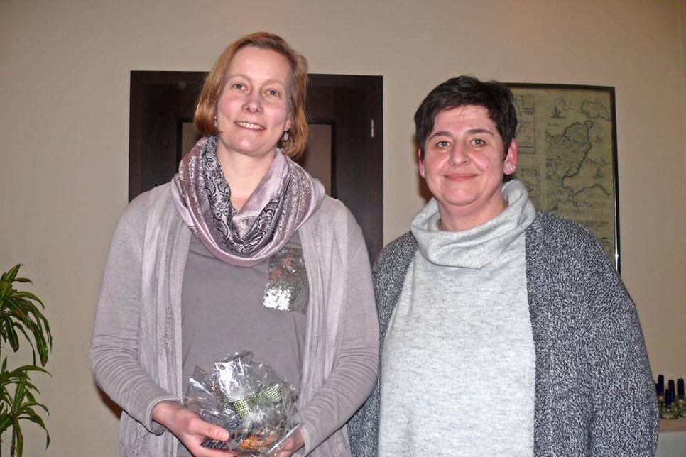 Nicole Robien und die 1. Vorsitzende Ulrike Radden.
