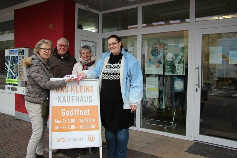 Stefanie Schmierschalla von der Tafel Neustadt (re.) bedankte sich herzlich bei Irmgard Honerla, Cord Nissen und Andrea Wellm (v. lks.) für das wertvolle Kuvert.